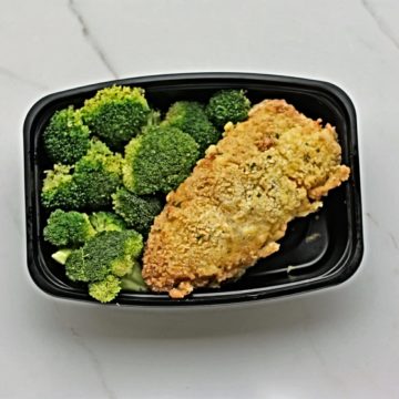 Chicken cordon bleu served with broccoli
