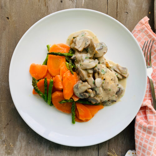 Chicken scaloppini with asparagus and carrots