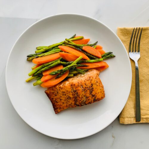 Hot smoked salmon with asparagus and carrots